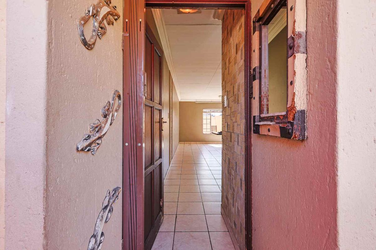 Charming 2 Bedroom Townhouse in Wierda Crest Estate - Photo 3