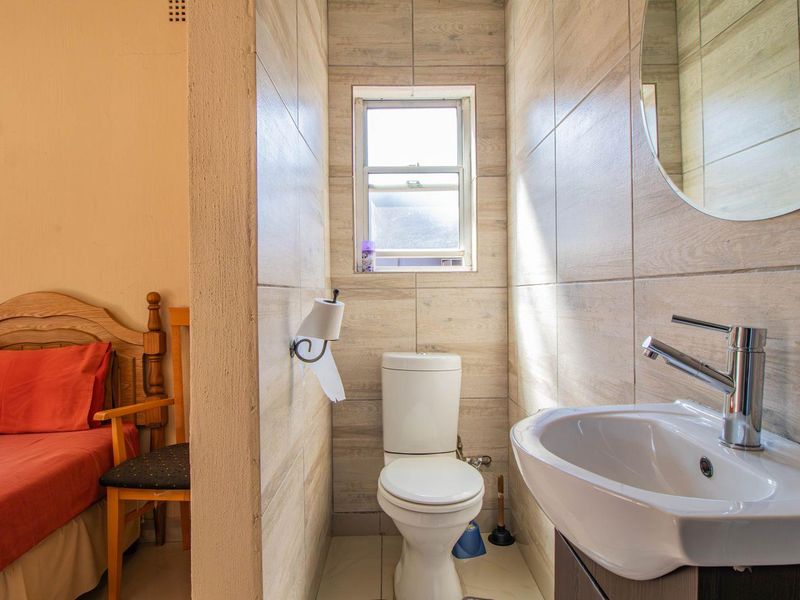 11 Bedroom Guest home in Lakefield x21. - Photo 6