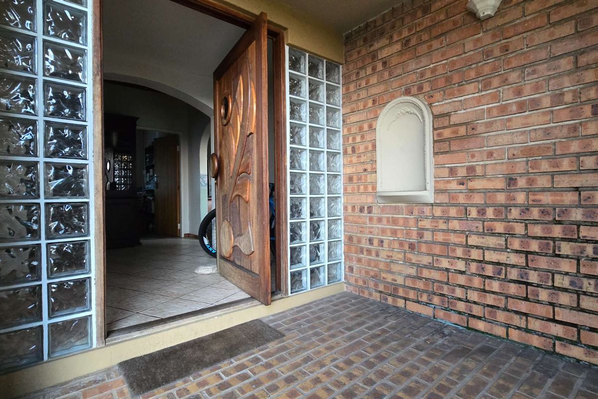 Spacious Family Home with Incredible Entertainment Areas and Practical Living - Photo 4