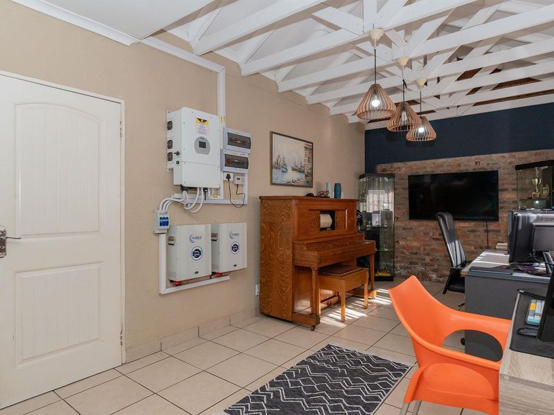 Stylish Family Living Meets Ultimate Entertainment – Modern 4-Bedroom Home in Glen Marais - Photo 8