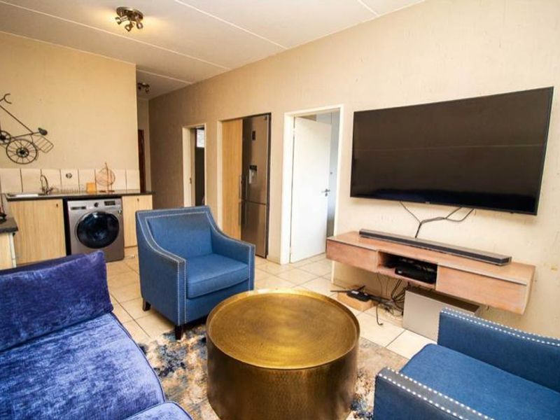 Fully Furnished 2 Bedroom Apartment - Photo 1