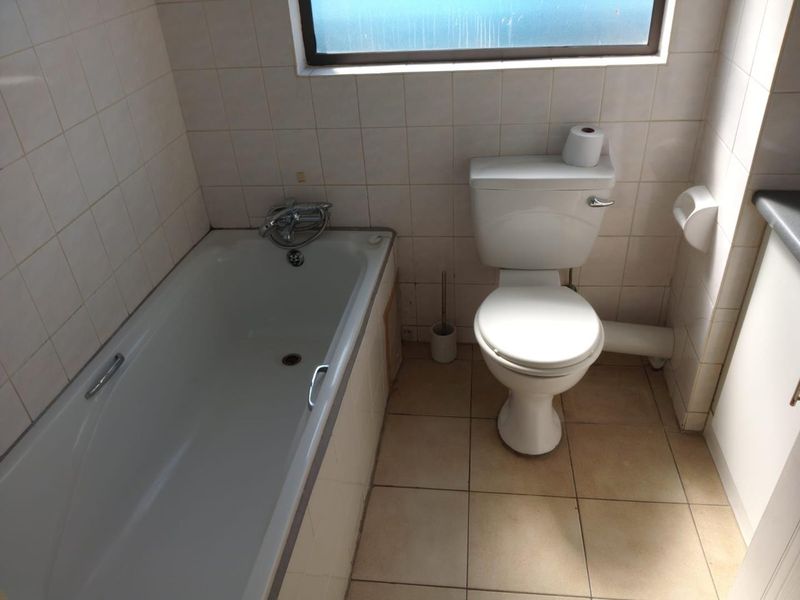 Step into this neat and well-designed 2-bedroom flat, offering a comfortable and low-maintenance lifestyle ideal for modern living. - Photo 10