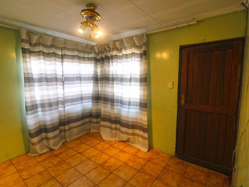 2 Bedroom House For Sale in Vosloorus - Photo 6