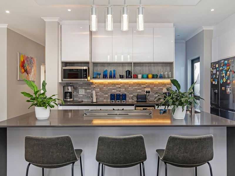 Stunning Architecturally Designed Family Home – A True Entertainer’s Dream in Sought after Sandown - Photo 3