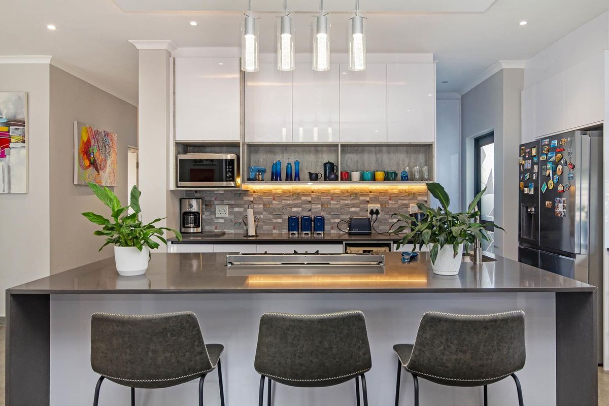 Stunning Architecturally Designed Family Home – A True Entertainer’s Dream in Sought after Sandown - Photo 3