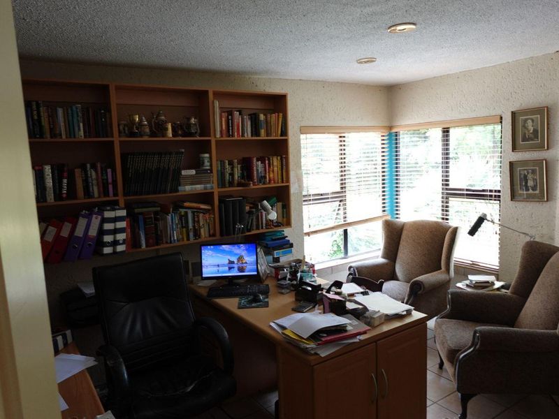 5 Bedroom Family Home in Silver Lakes Golf & Wildlife Estate - Photo 8