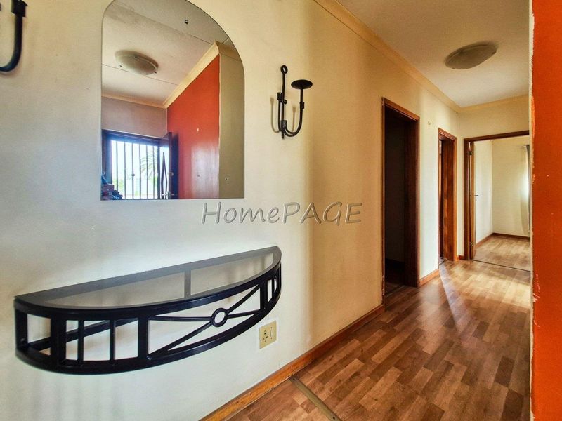 Meersig, Walvis Bay:  Neat Older 4 Bedroom home is for sale - Photo 10