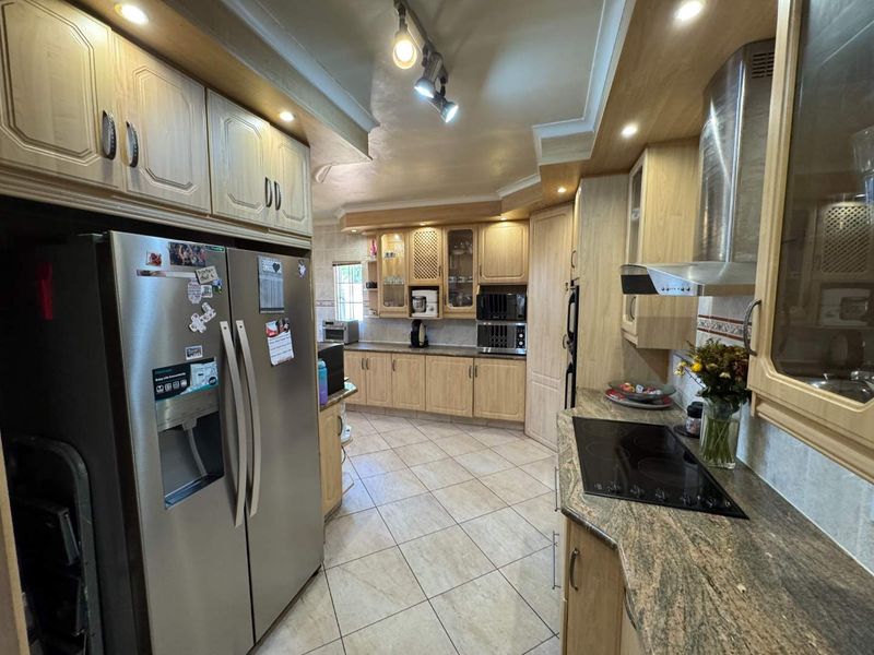 Family Home with 2 Flatlets for Sale - Photo 8