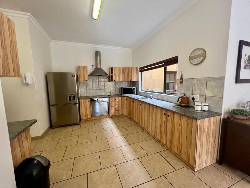 FOR SALE- 4-BEDROOM EN-SUITE HOME WITH ROOFTOP VIEWS IN LONG BEACH, WALVISBAY, NAMIBIA - Photo 6