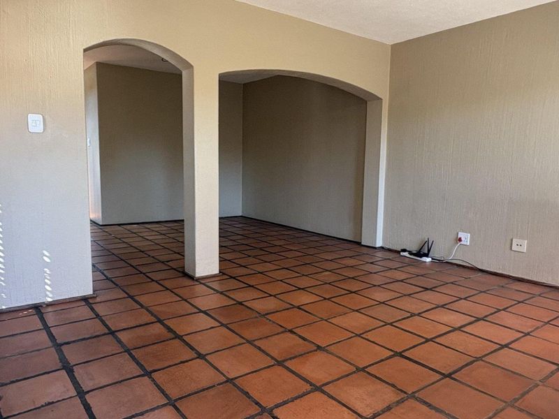 Gorgeous townhouse in well kept complex in Hennopspark! - Photo 9