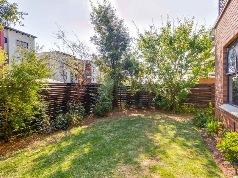 Modern 3 Bedroom Executive Garden Apartment - Photo 2