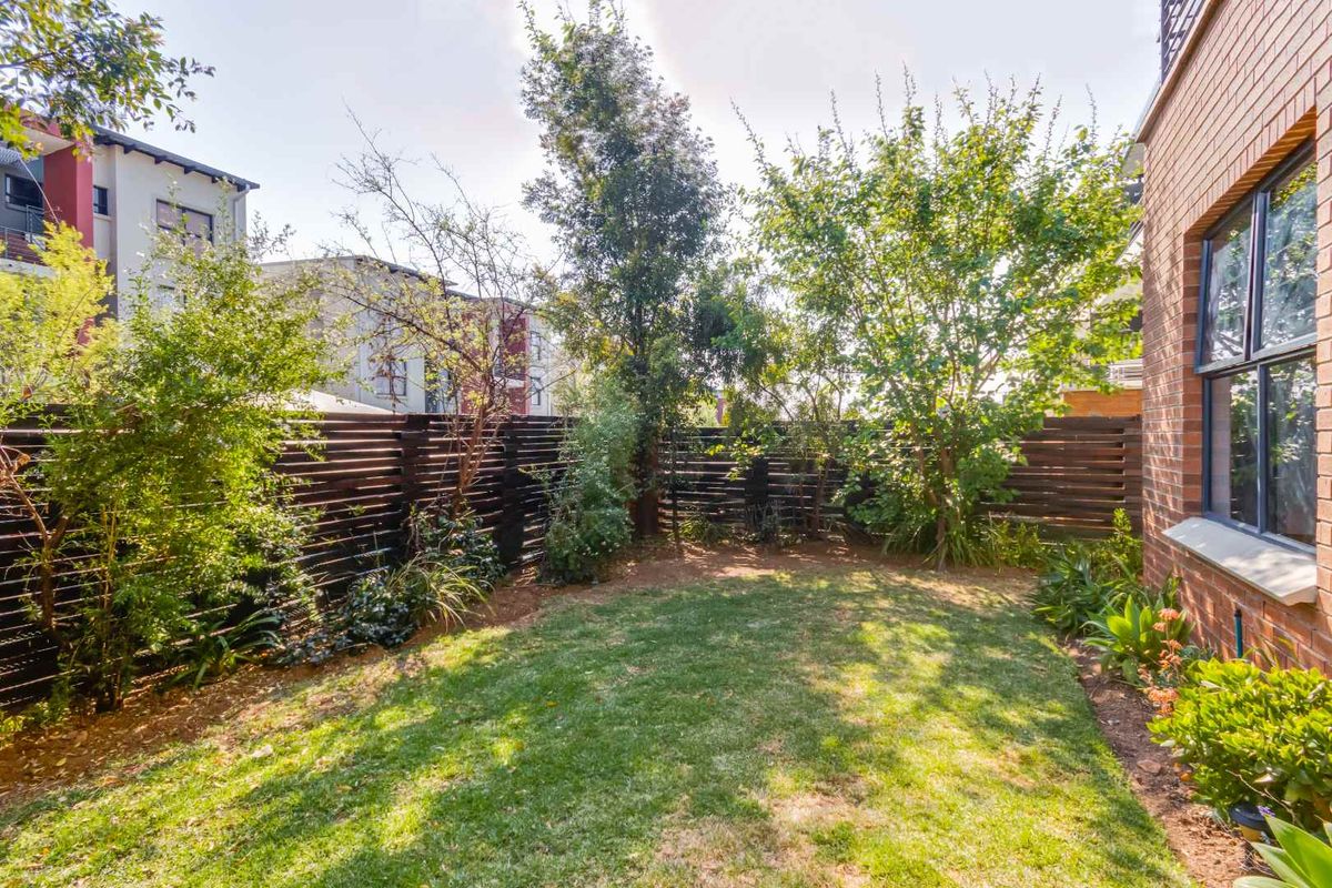 Modern 3 Bedroom Executive Garden Apartment - Photo 2