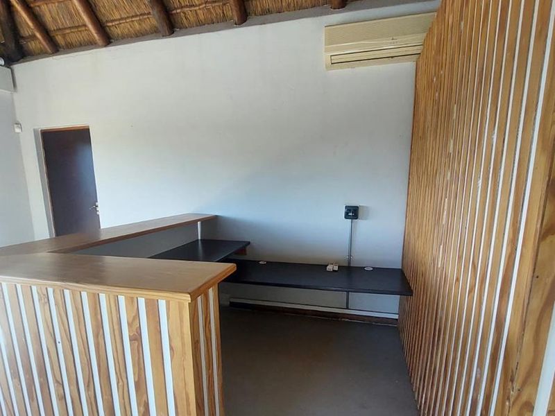 Prime location on a busy main road with excellent visibility and easy access - Photo 6
