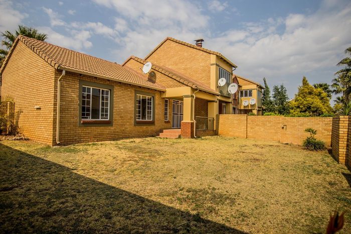 Property #2495767, Townhouse For Sale in Mooikloof Ridge