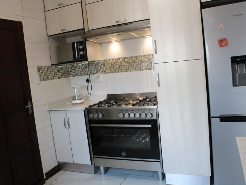 STUNNING FAMILY HOME: ITS A MUST SEE. - Photo 6