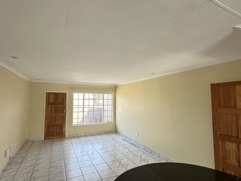 Neat First-Floor Apartment in Secure Boomed Area – Edenglen - Photo 4