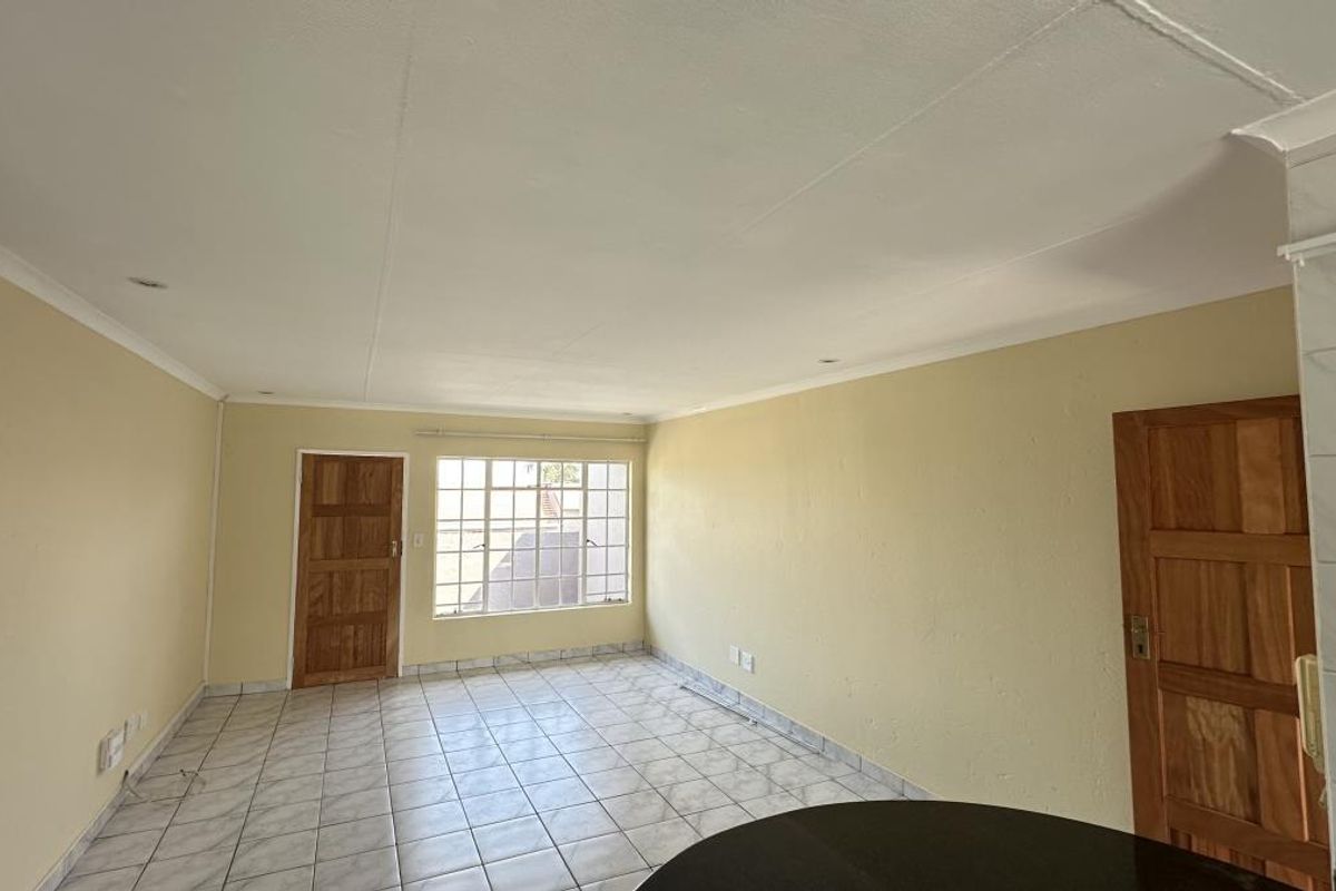 Neat First-Floor Apartment in Secure Boomed Area – Edenglen - Photo 4