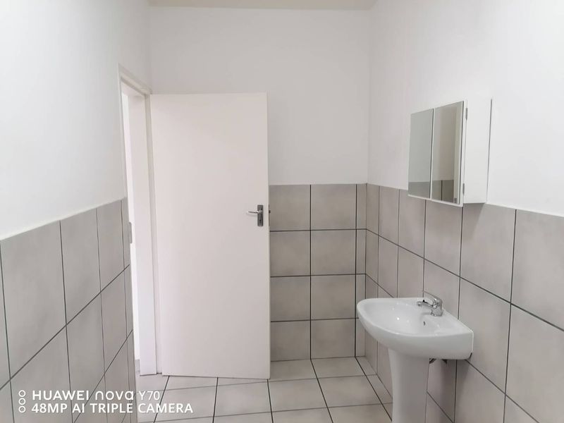 Stylish Two-Bedroom Flat in Sought-After Location - Photo 8