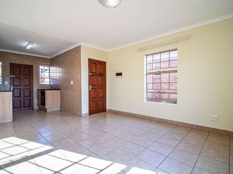 Your Dream Home Awaits: 3 Beds, Secure Access & Open-Plan Living - Photo 3