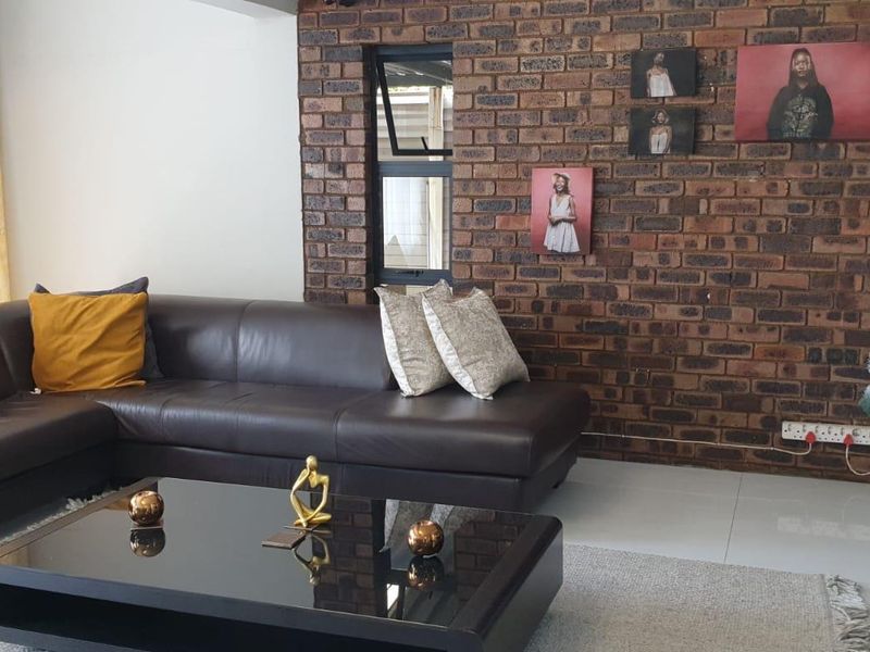 Spacious 3-Bedroom Family Home in Rooihuiskraal - Photo 8