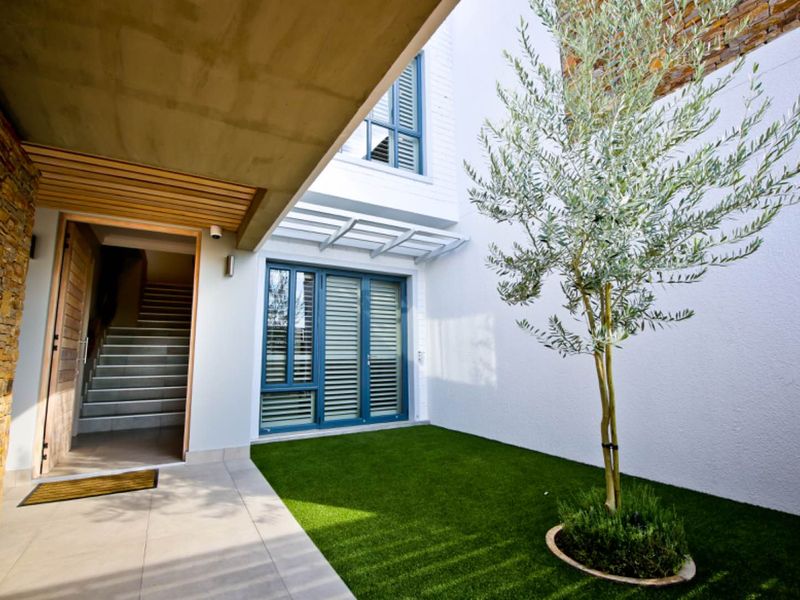 Luxurious, Fully Furnished Penthouse Villa in safe and secure Complex - Photo 2