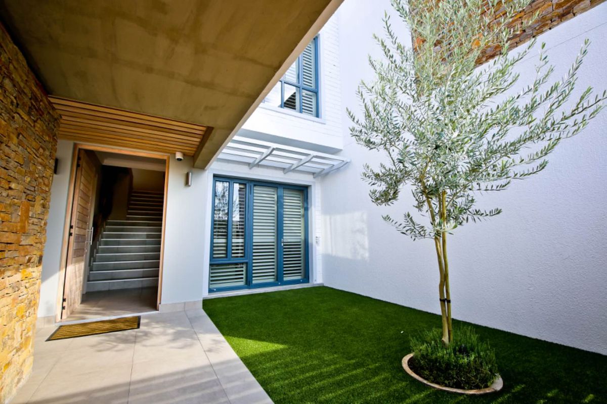 Luxurious, Fully Furnished Penthouse Villa in safe and secure Complex - Photo 2