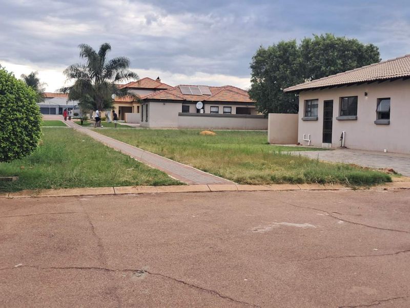 IMMACULATE HOME AT LAVENDER ESTATE - Photo 6