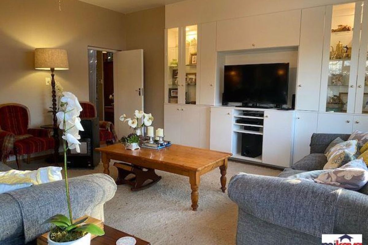 Sophisticated Charm and Elegance PLUS 3 flats! - Photo 3