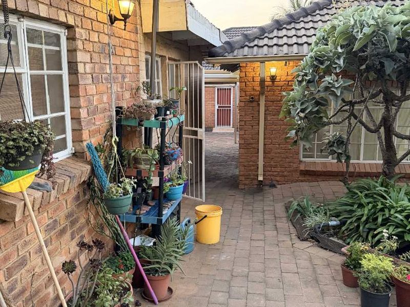 Investment Property with 5 Bachelor Flatlets - Photo 6