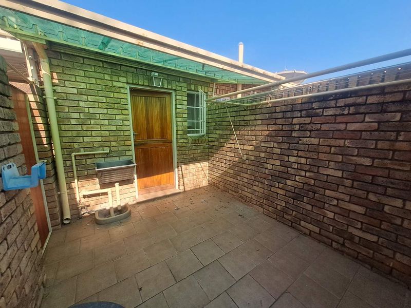 Comfortable 2 bedroom Town House - Photo 10