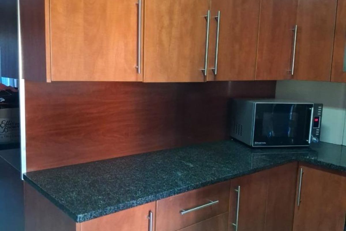 Stylish 3-Bedroom Townhouse in Secure Estate – Urgent Sale - Photo 5