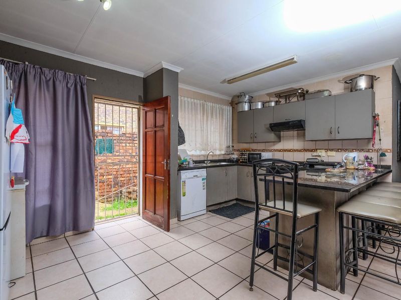 3 Bedroom Simplex in Pet Friendly Complex - Photo 3