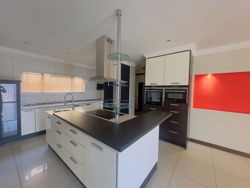 4 Bedroom House to Rent in Blue Valley Golf Estate - Photo 9