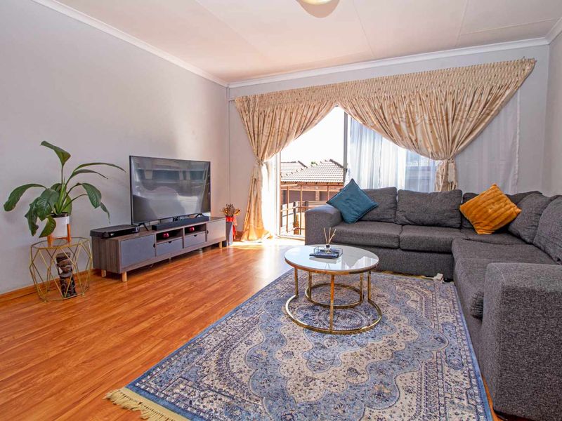 Spacious & Inviting: Your Perfect Townhouse Awaits! - Photo 3