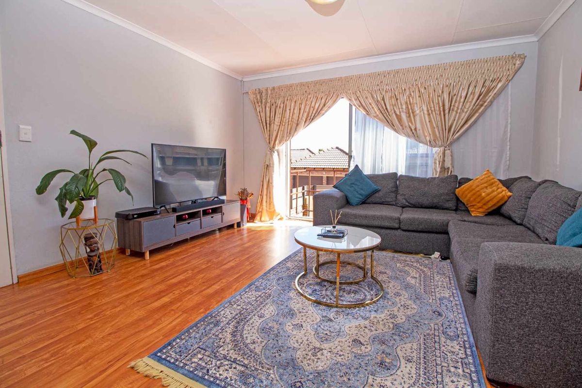 Spacious & Inviting: Your Perfect Townhouse Awaits! - Photo 3