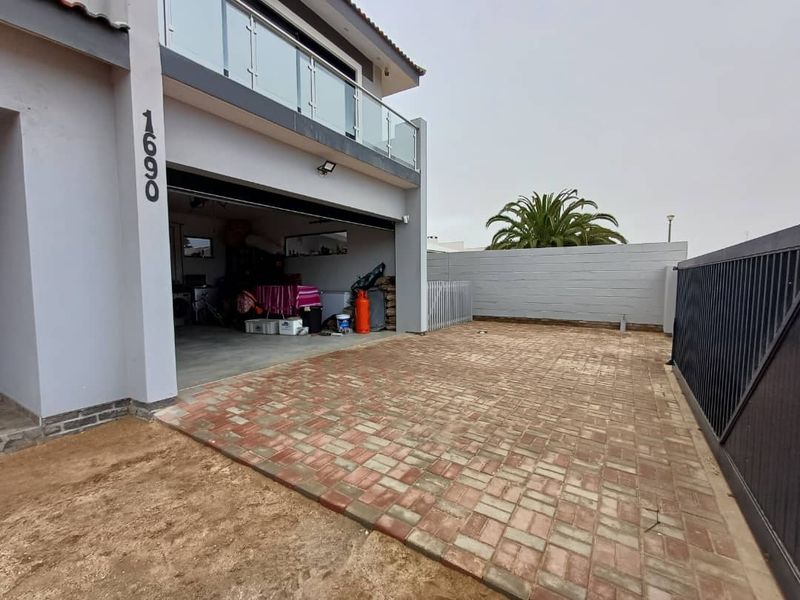 MODERN SPACIOUS 5 BEDROOM HOUSE FOR SALE IN HENTIESBAY - Photo 3