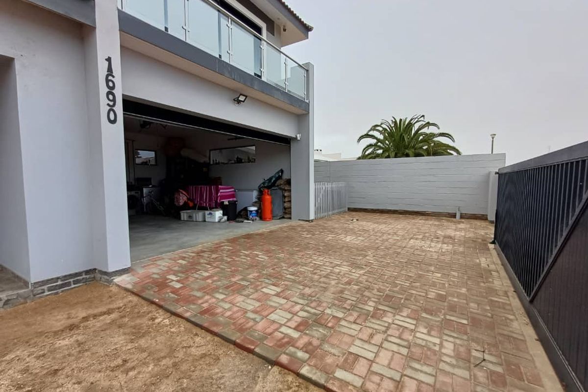 MODERN SPACIOUS 5 BEDROOM HOUSE FOR SALE IN HENTIESBAY - Photo 3