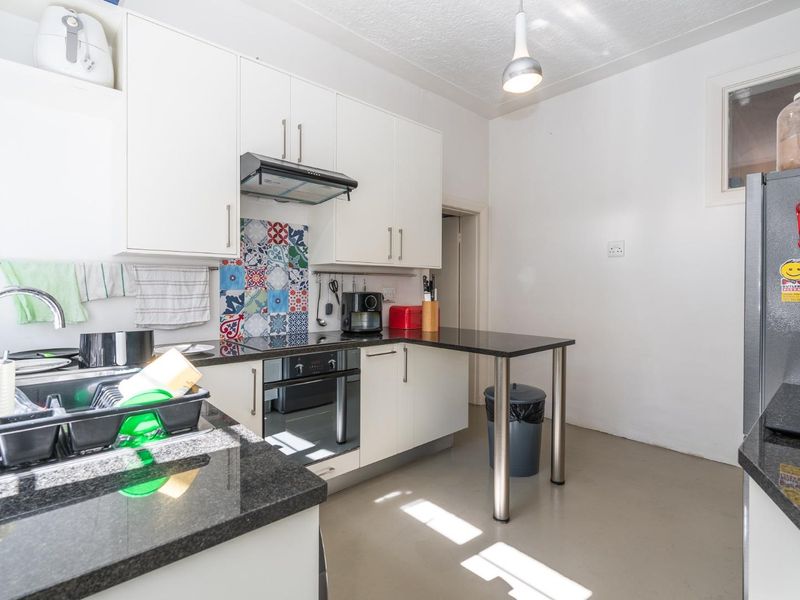 Renovated 2 Bedroom Ground Floor Unit with Garden Access - Photo 8