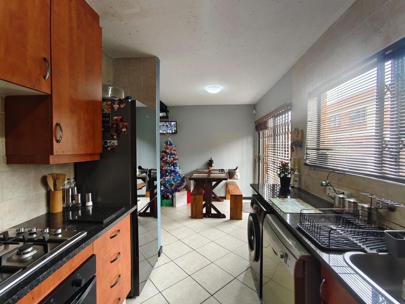 3 Bedroom Townhouse / Duplex for Sale in Florentia - Photo 3