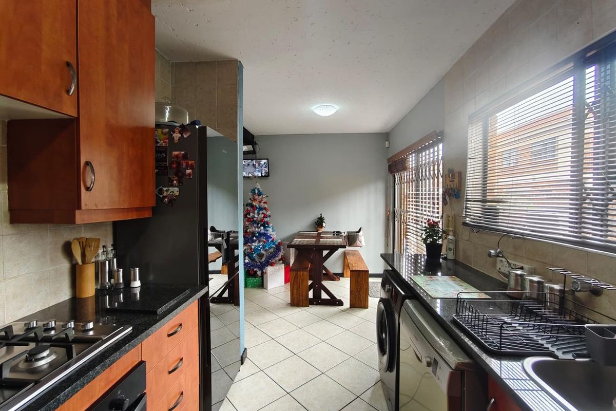 3 Bedroom Townhouse / Duplex for Sale in Florentia - Photo 3