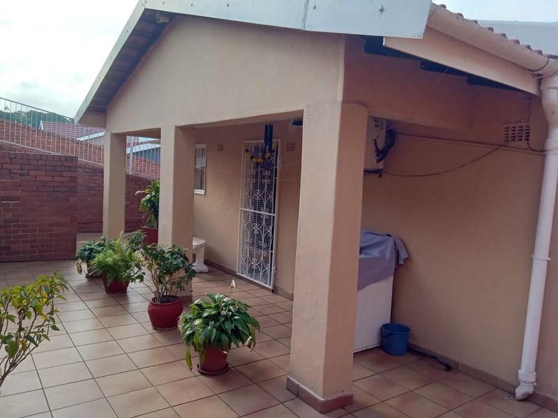 Cozy Family Home in Shallcross with Great Security and Views - Photo 4