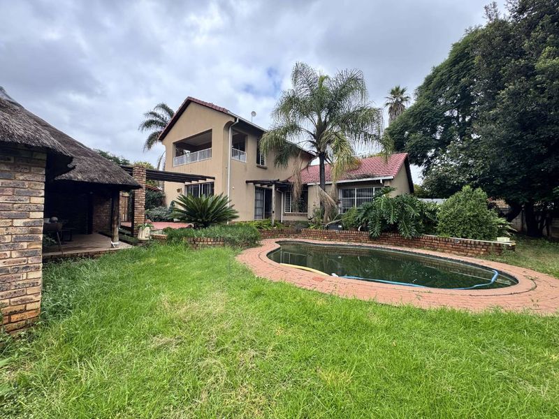 Elegant 4 Bedroom Family Home with Exceptional Entertainment Areas in Rooihuiskraal - Photo 1