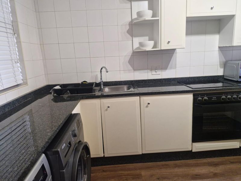 Immaculate top floor 3 bedroom apartment allows air bnb - Photo 8
