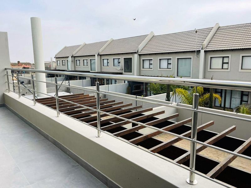 Ultra Modern Fully Furnished Townhouse for Rent in Swakopmund Mile 4 - Photo 8