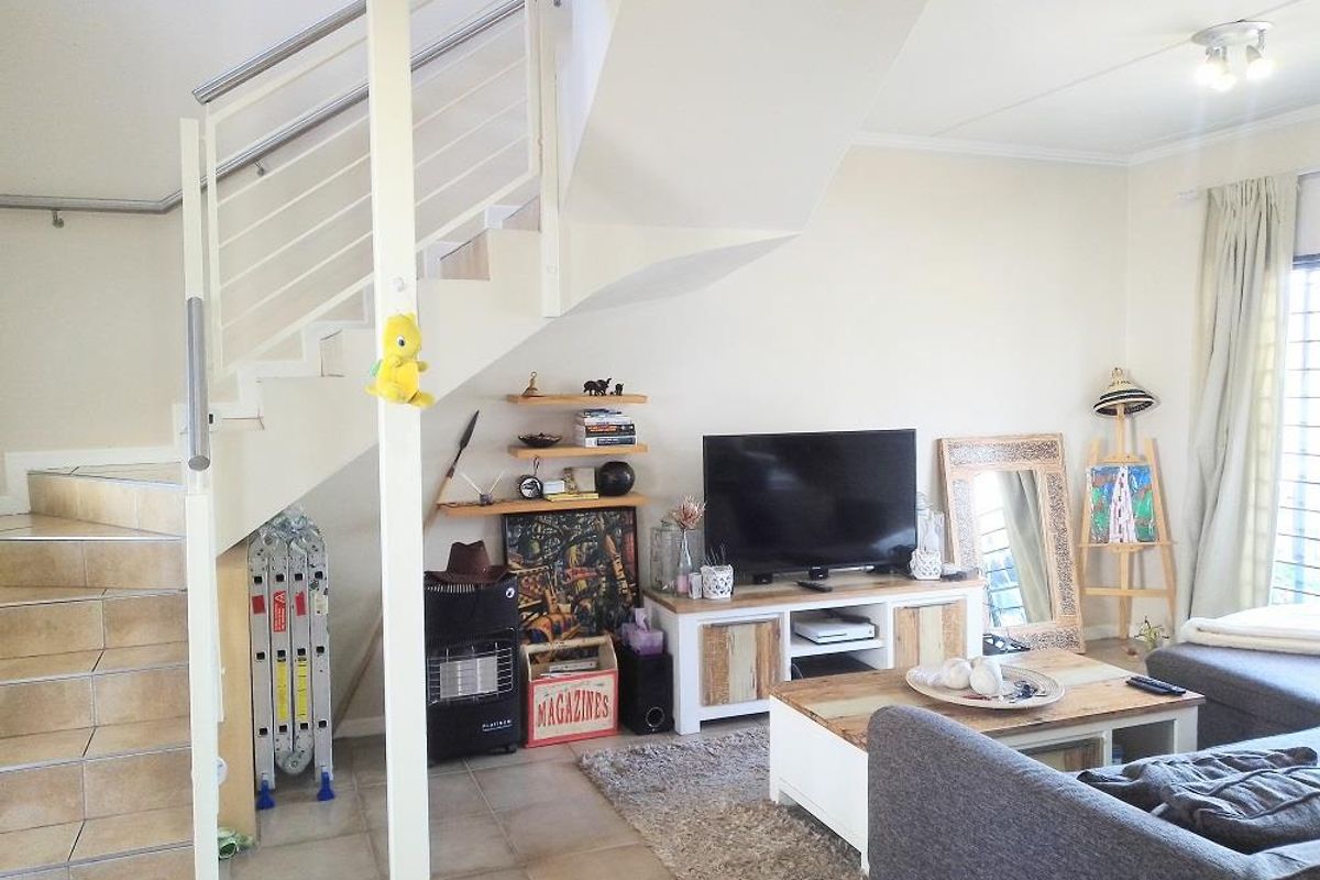 Stunning Sunninghill Duplex: Light-Filled & Priced to Sell! - Photo 2