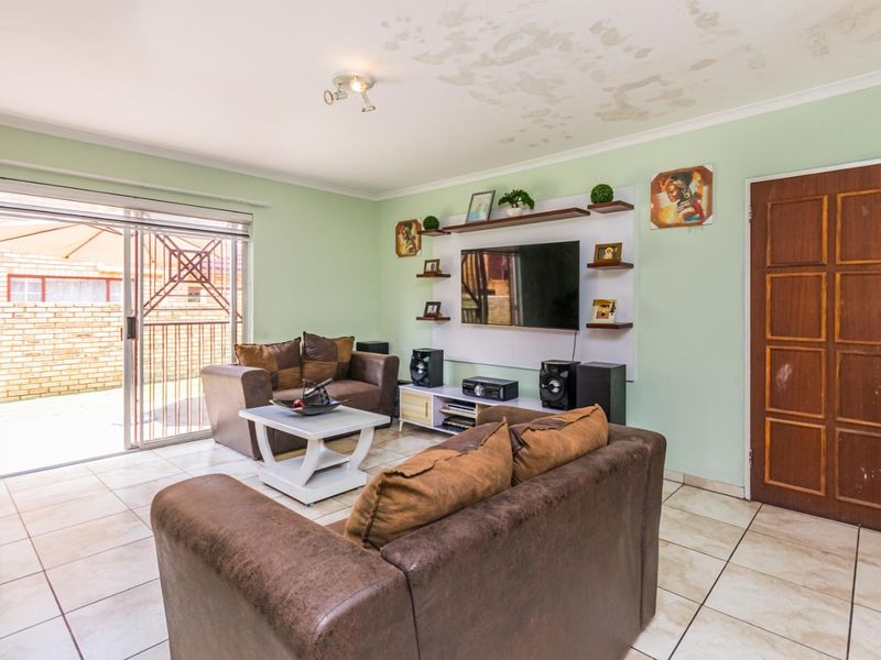 Dream Big - 5-bedroom duplex awaits in a secure complex in Willowbrook - Photo 8