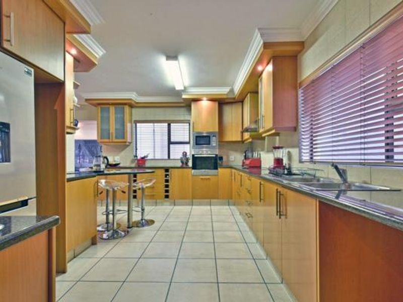 A Hillside Masterpiece with Panoramic Views & Unrivalled Entertaining - Photo 7