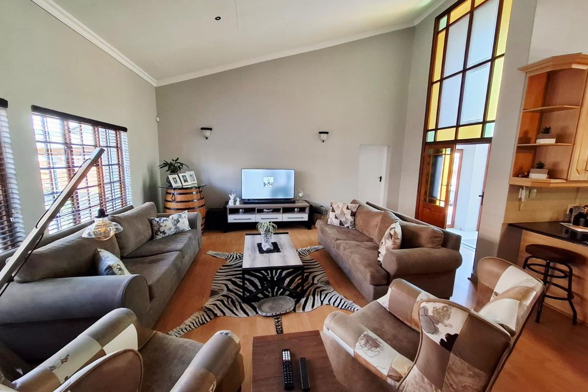Beautifully Maintained Family Home in a Secure Aerorand Complex - Photo 3