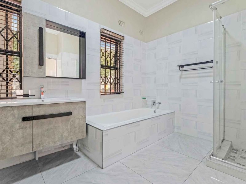 FIVE BEDROOM FAMILY HOME FOR SALE IN RIVONIA - Photo 10