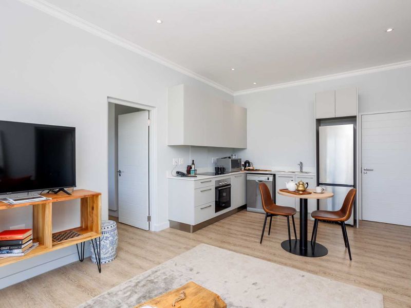 Elegant Two-Bedroom Luxury Suite with Simonsberg Views at Val de Vie Evergreen - Photo 8